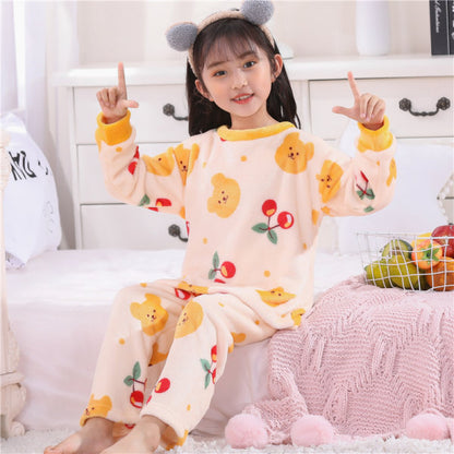 さくらんぼを持ったくま柄がプリントされた女の子用長袖パジャマトップスのアップ画像
