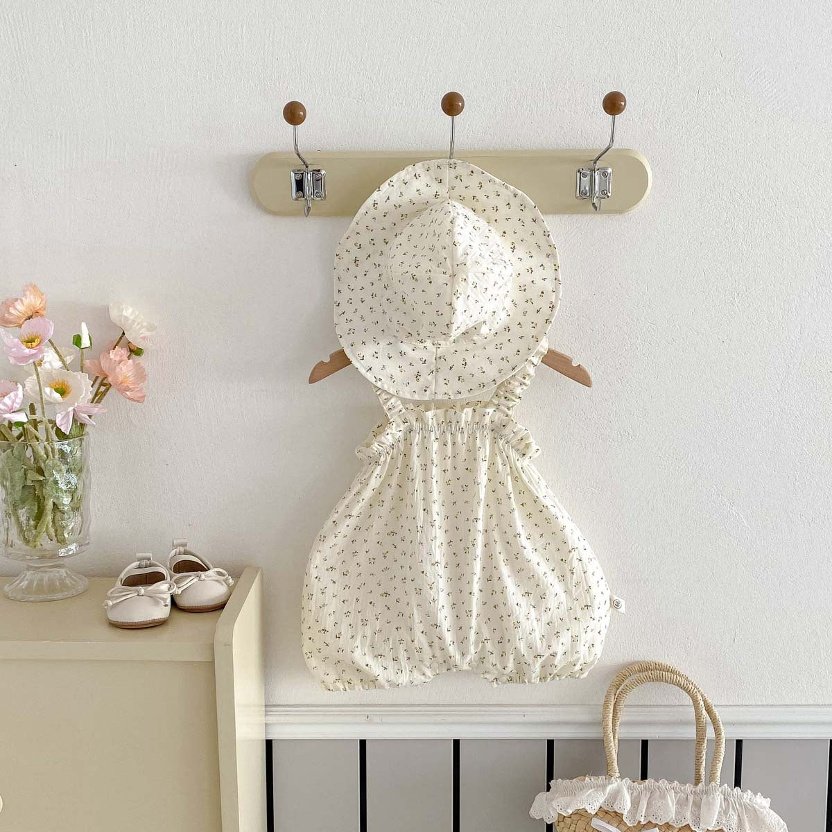 ふんわり小花柄で涼しく可憐にまとまる 女の子ショルダーストラップロンパース 帽子付き コットン薄手 66〜90cm