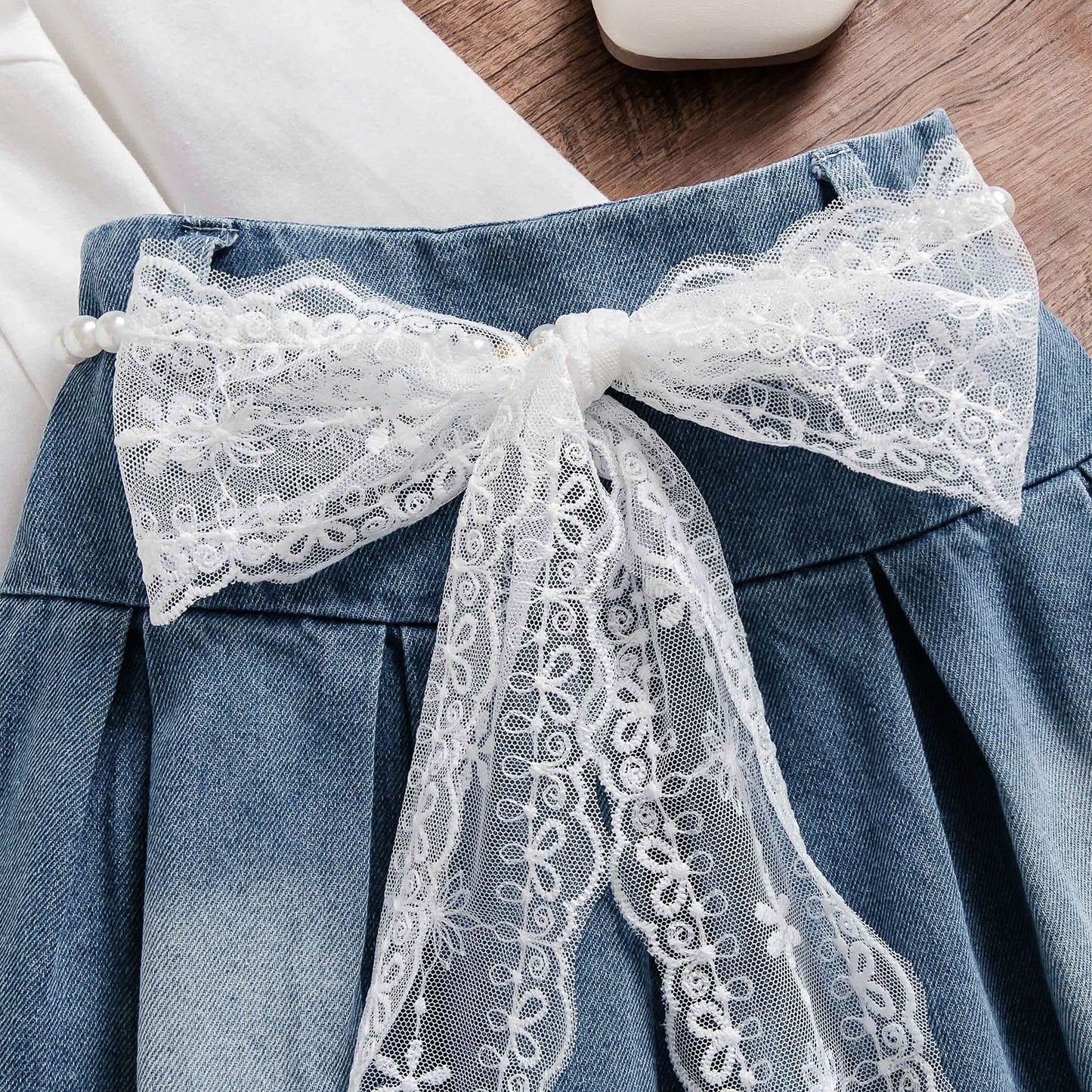 ウエスト部分のフロントタイリボン結びをアップで写したクローズアップ画像
