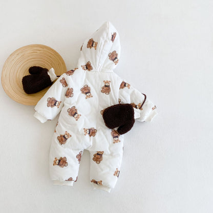 背中側が見えるくま柄フード付きベビーカバーオールの後ろ姿と、隣に置かれたベビー用手袋とベビーソックスの冬コーデイメージ
