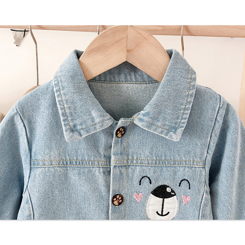 胸元にくま刺繍が入ったライトブルーデニム風長袖ベビーロンパース前面デザイン
