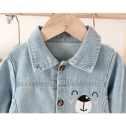 胸元にくま刺繍が入ったライトブルーデニム風長袖ベビーロンパース前面デザイン
