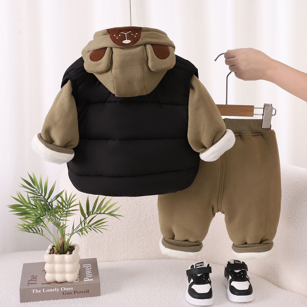 フード付きジャケットを含む冬用キッズ三点セット着用写真
