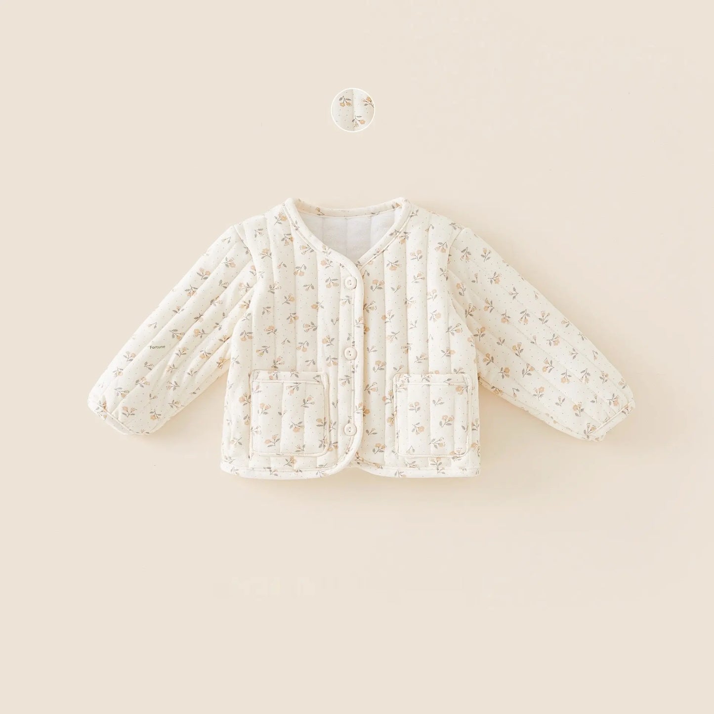 小花柄プリントとレースディテールが組み合わさったカーディガン風コートの胸元拡大写真
