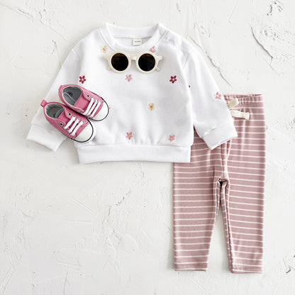 胸元に小さな花刺繍が入ったベビー用ホワイトスウェットトップス正面カット
