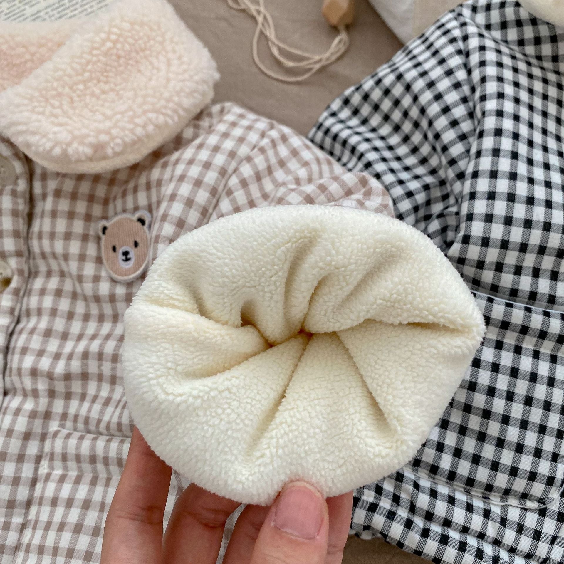 襟元とチェック柄の質感が分かるクローズアップ
