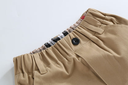 裾口のリブ切り替えが見えるカーキロングパンツ裾部分のアップ写真
