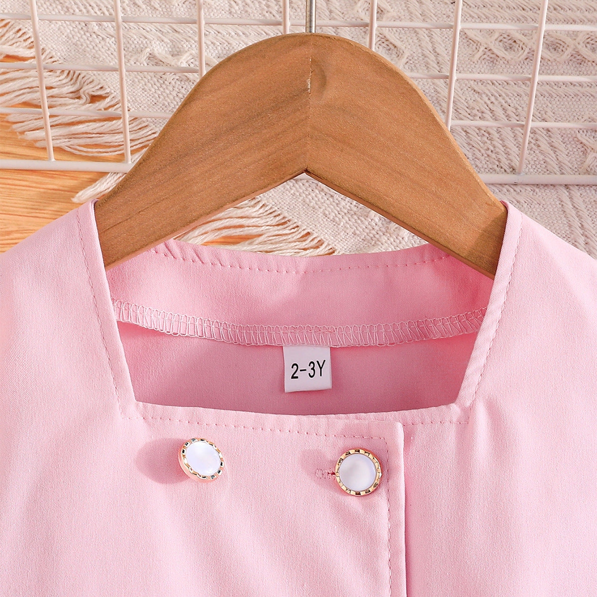 ハンガーにかけられた女の子用メッシュ袖トップス単品写真
