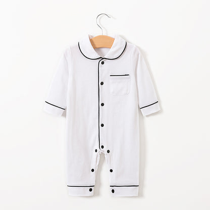 パイピング付きホワイト長袖ベビーロンパースのフロントビュー
