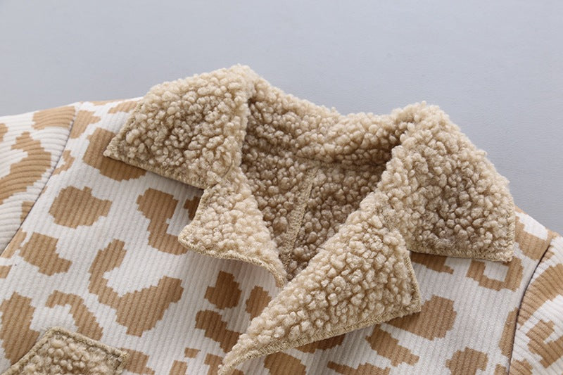 Vネック風の襟とふわふわボア素材がよく分かるベージュ迷彩柄子どもジャケット襟元アップ 冬用アウター
