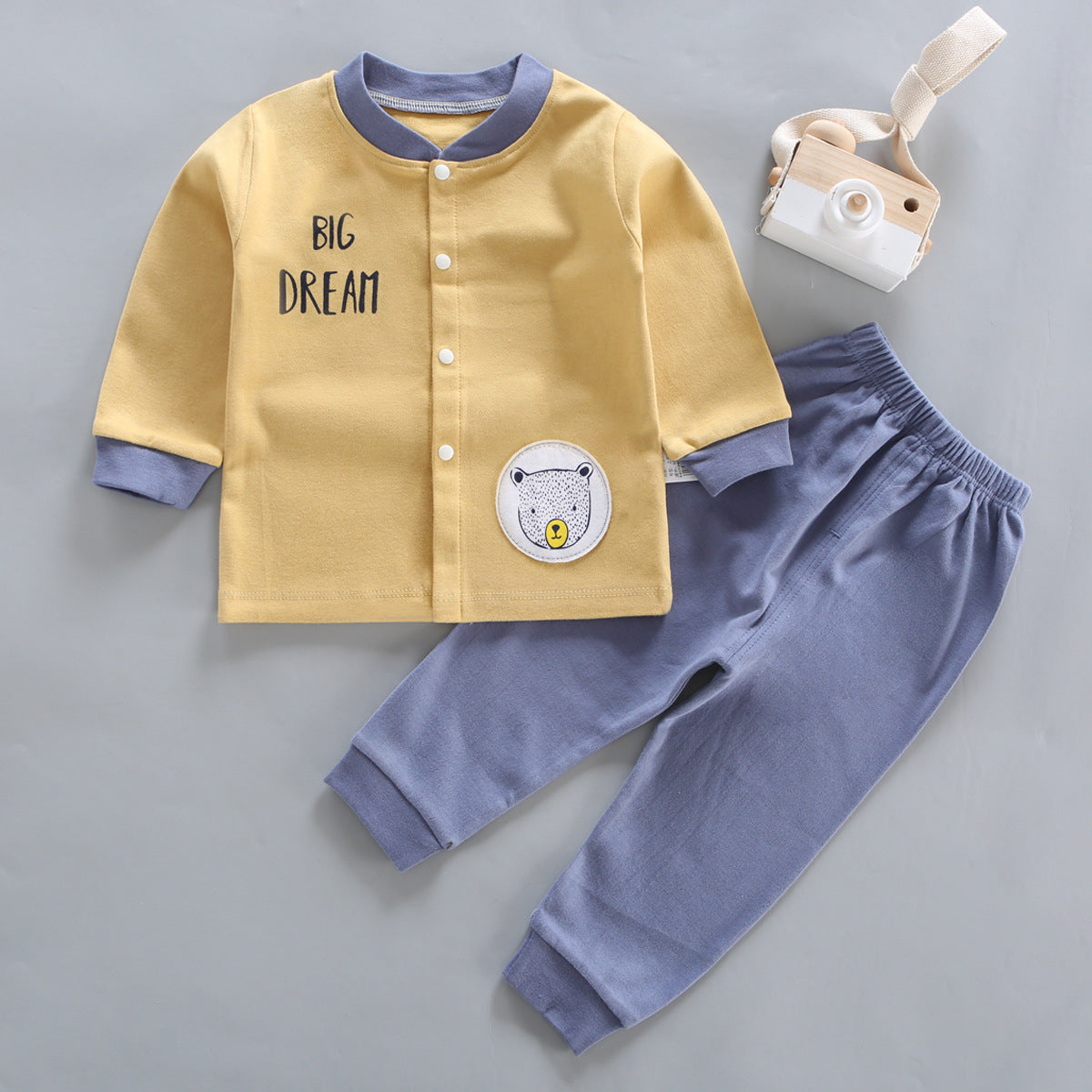 イエロートップスとパンツのくまモチーフベビー長袖パジャマセット
