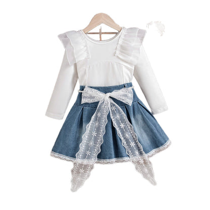 4〜7歳向けサイズ感がわかるようにハンガーに吊るされた女の子2点セットコーデ写真
