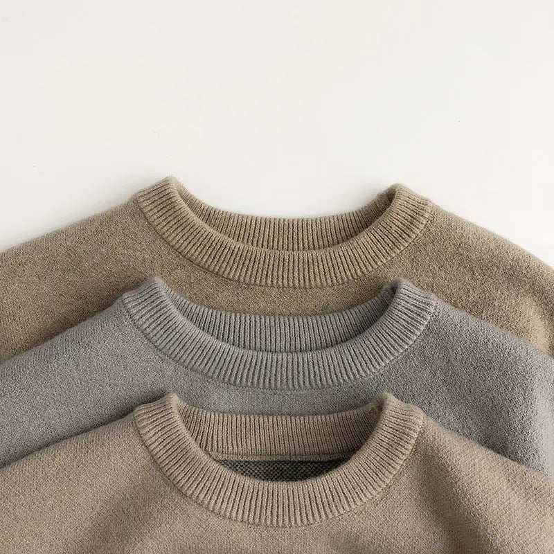 丸首デザインの子ども用動物モチーフニットセーターのネック部分クローズアップ
