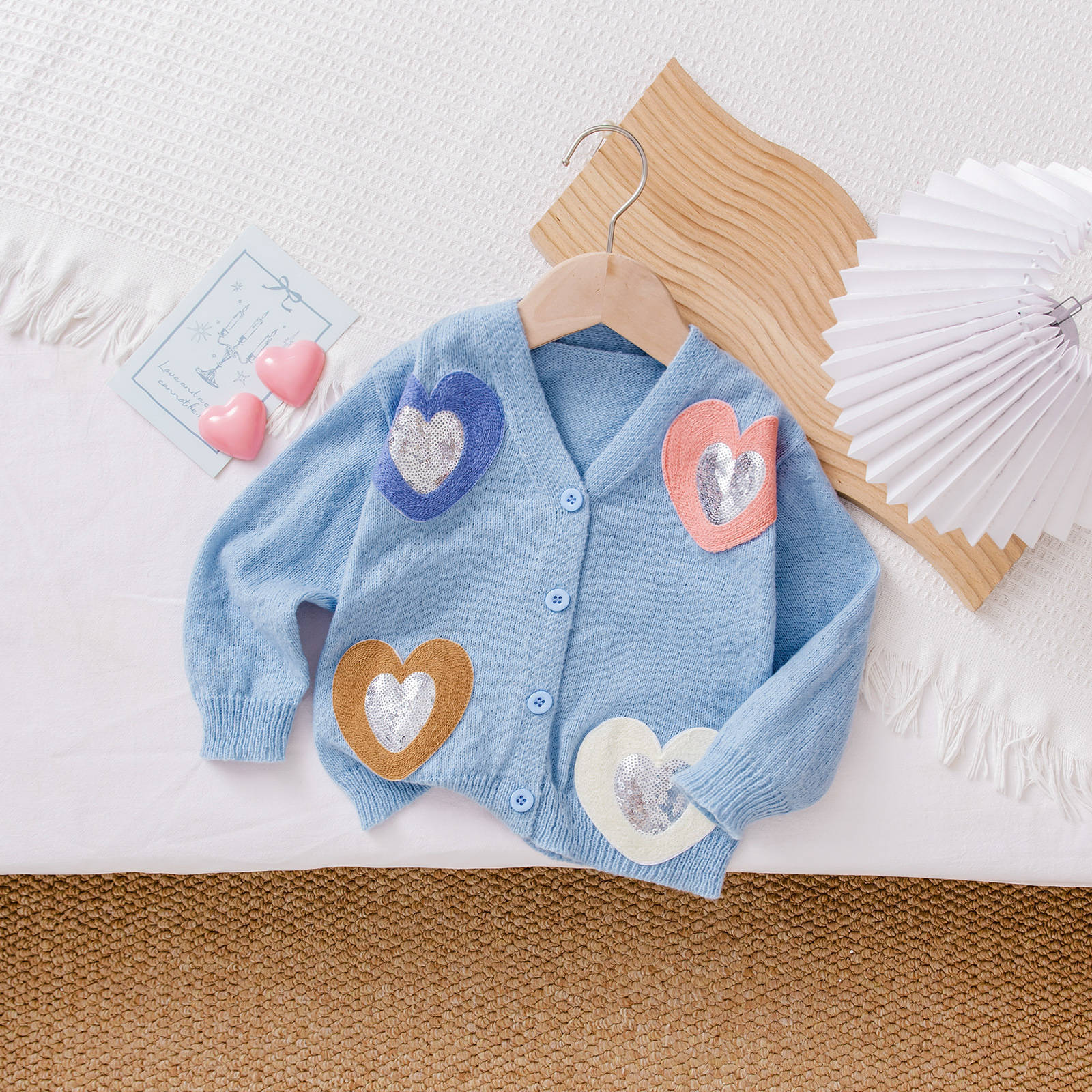 ブルーカラーの女の子ハート柄長袖ニットカーディガンの平置きイメージ
