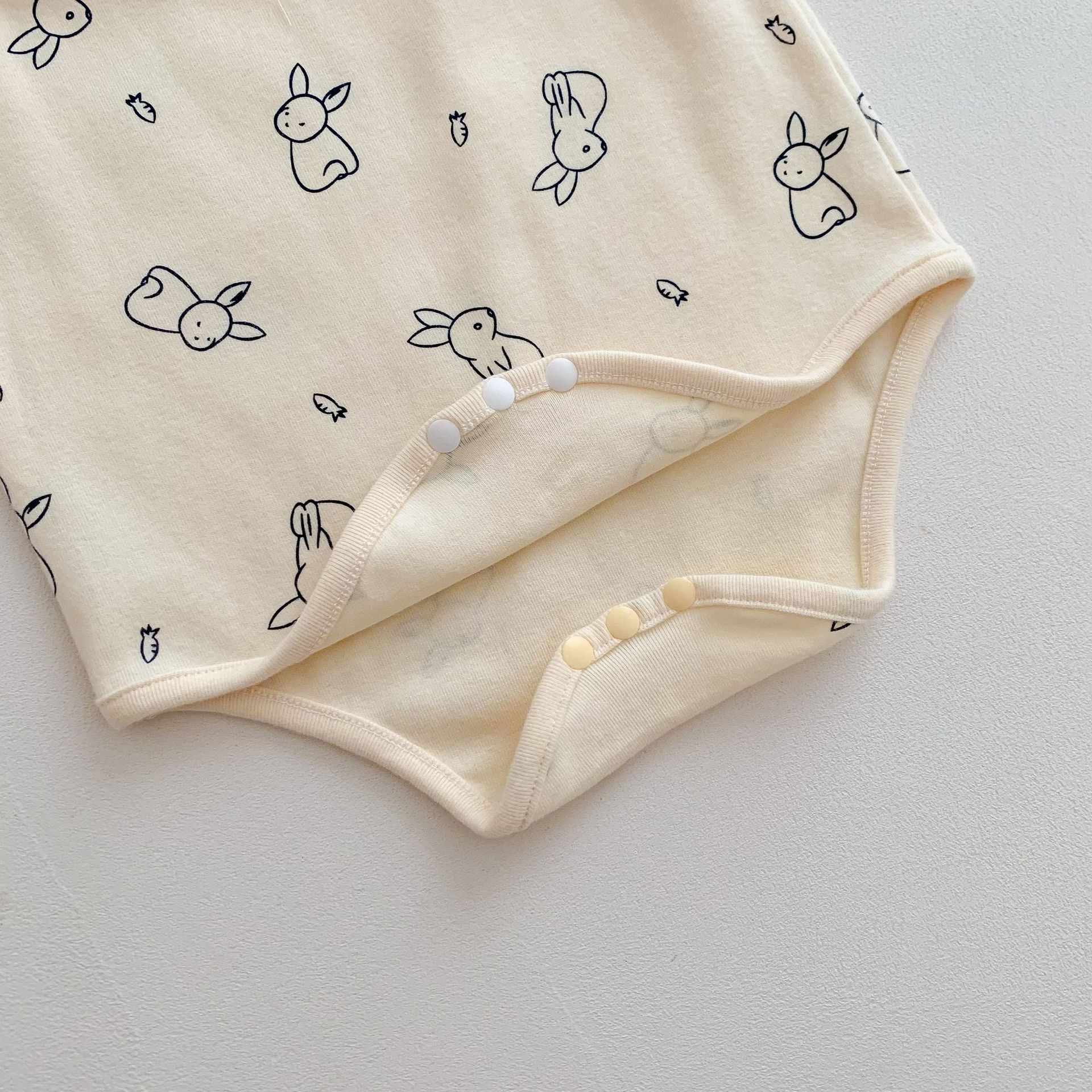 うさぎ柄キャミソールロンパースの股下スナップ部分
