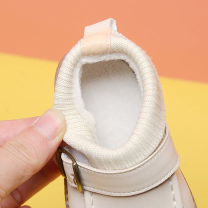 秋冬のおしゃれコーデに使いやすいベージュ系女の子ショートブーツ
