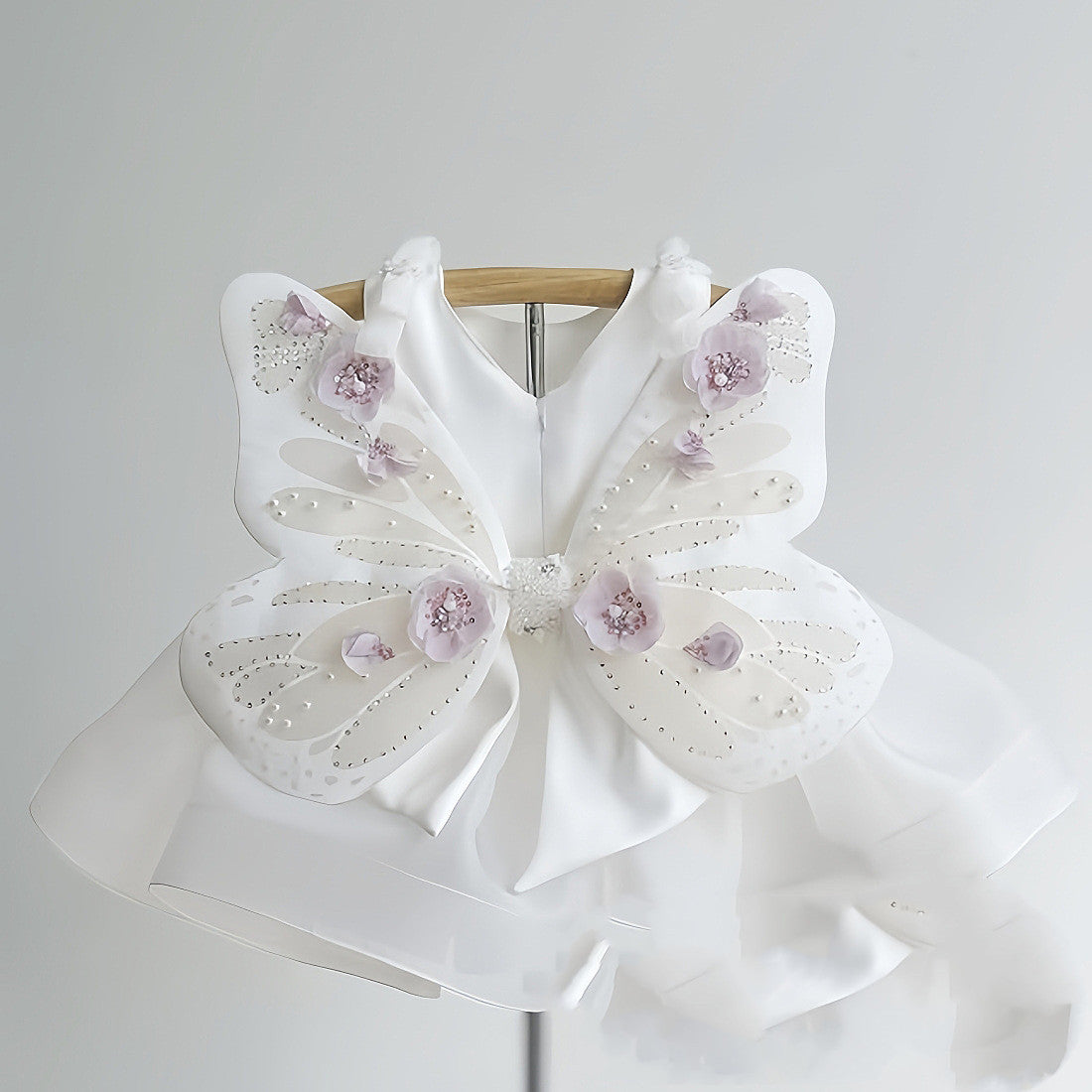 多層スカートが広がるベビードレス
