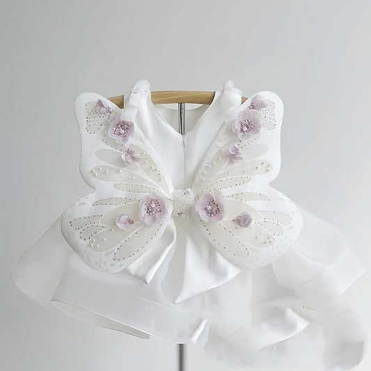 多層スカートが広がるベビードレス
