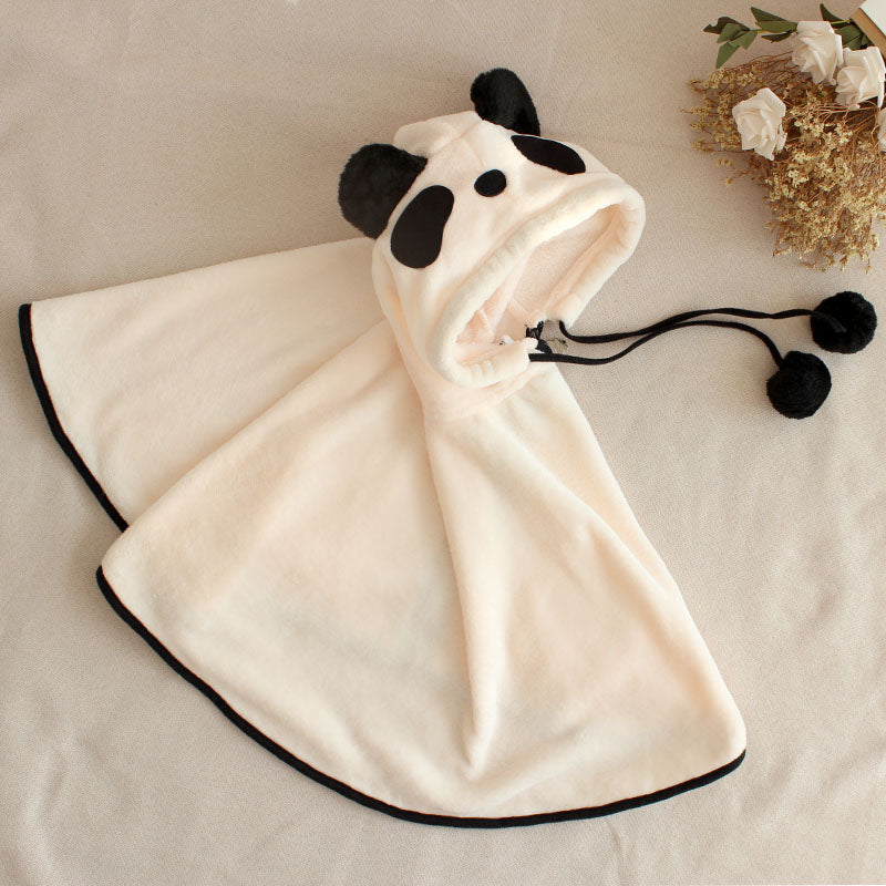 フードを立てた状態のパンダデザインケープポンチョ
