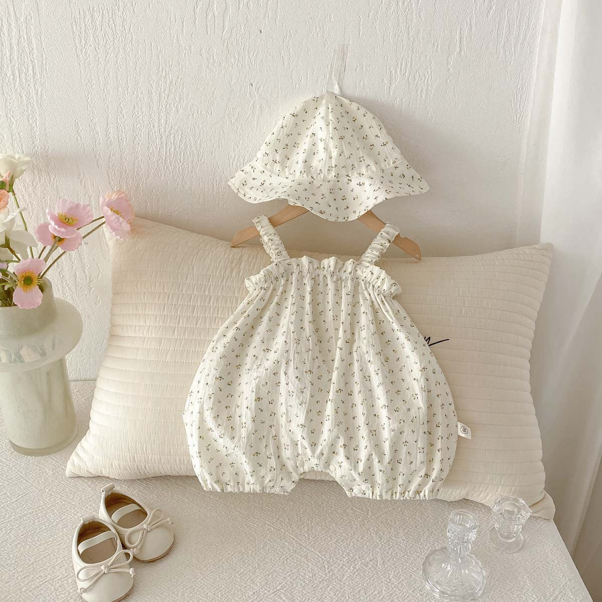 ふんわり小花柄で涼しく可憐にまとまる 女の子ショルダーストラップロンパース 帽子付き コットン薄手 66〜90cm