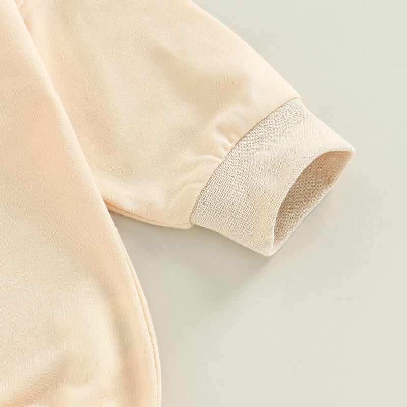 胸元のハート刺繍ディテールの近接写真
