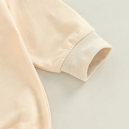 胸元のハート刺繍ディテールの近接写真
