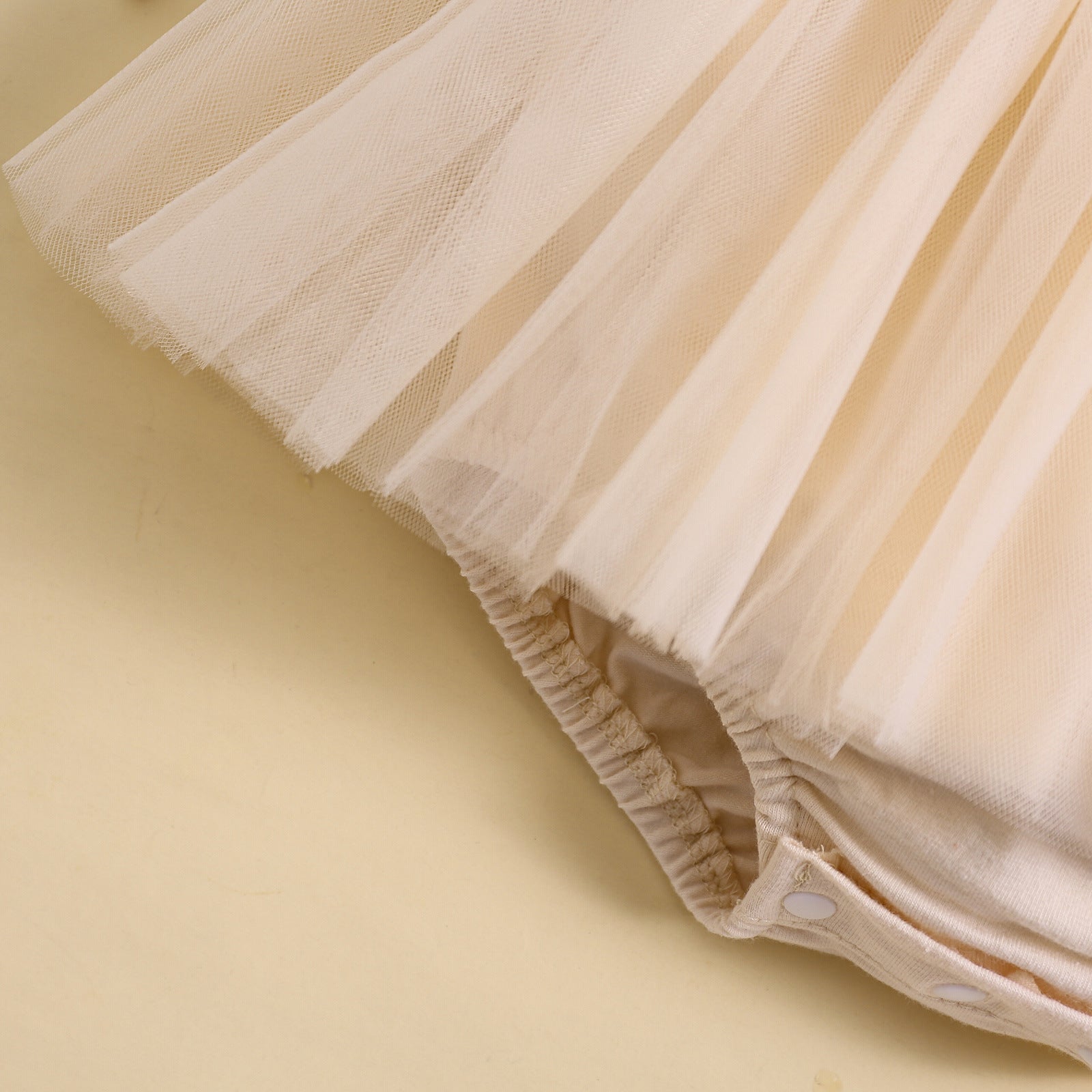 チュールスカート部分の質感が分かるディテールアップ
