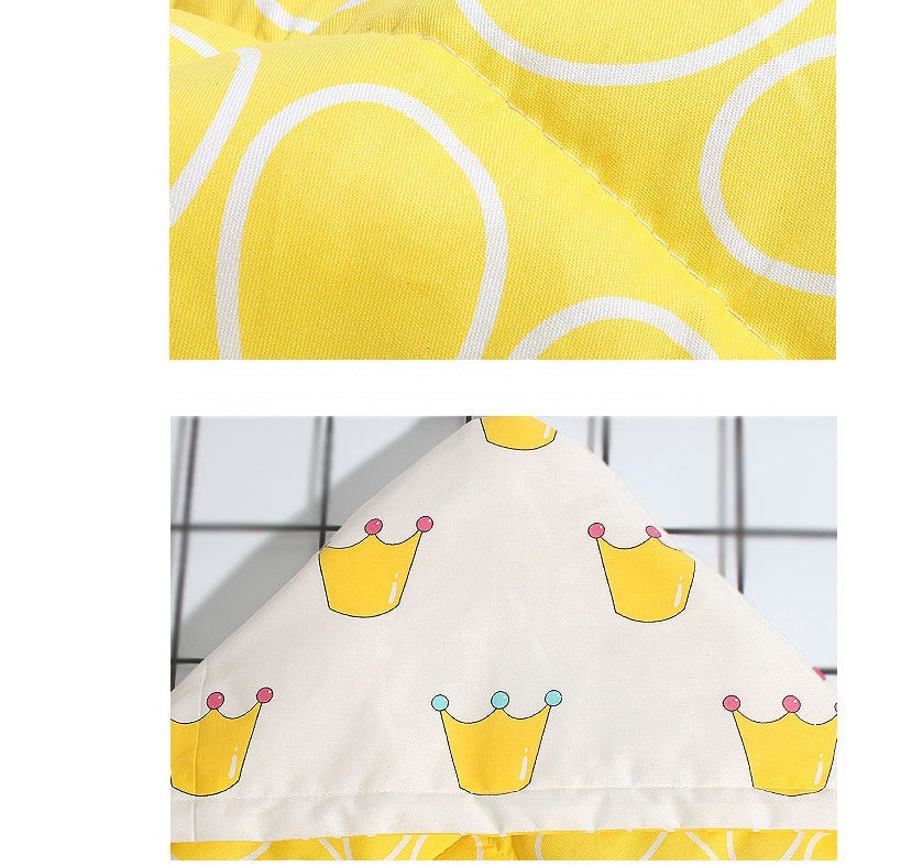 王冠柄イエロー生地のステッチやパイピングが分かるテキスタイル拡大写真（ベビー純綿生地 王冠柄 ベビー寝具）
