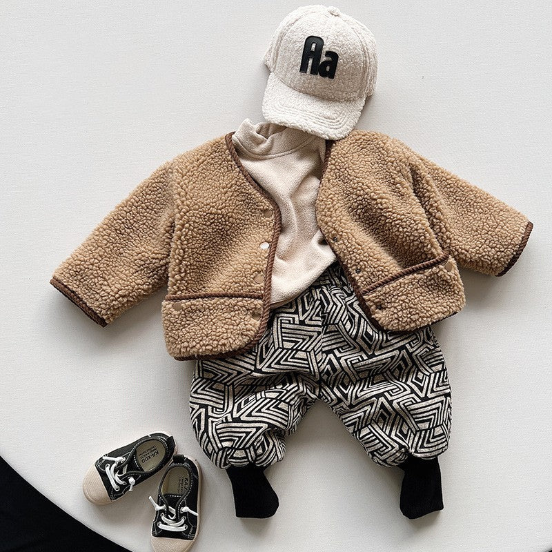 秋冬コーデに使えるふんわりボア素材の子供用アウターイメージ
