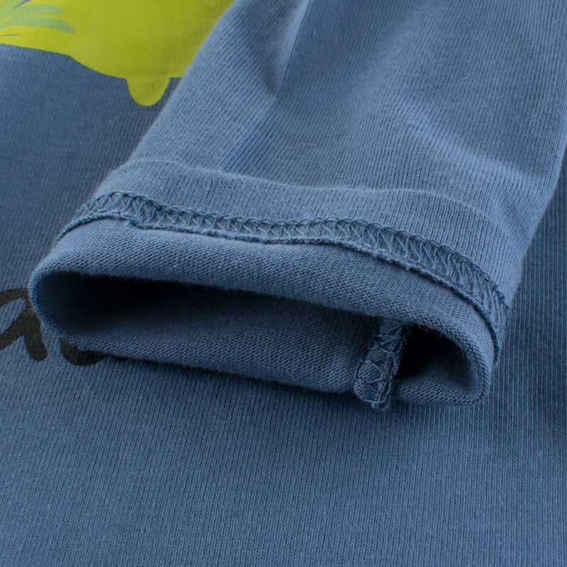 恐竜イラストと英字ロゴがプリントされたキッズ長袖ロンTのフロントデザインアップ
