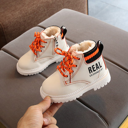 サイドジッパー部分を開けて履き口を見せたキッズマーティンブーツのアップ
