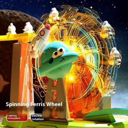 オレンジ色のラビットが黄色いトラックを滑り降りているシーンを横から撮影した画像
