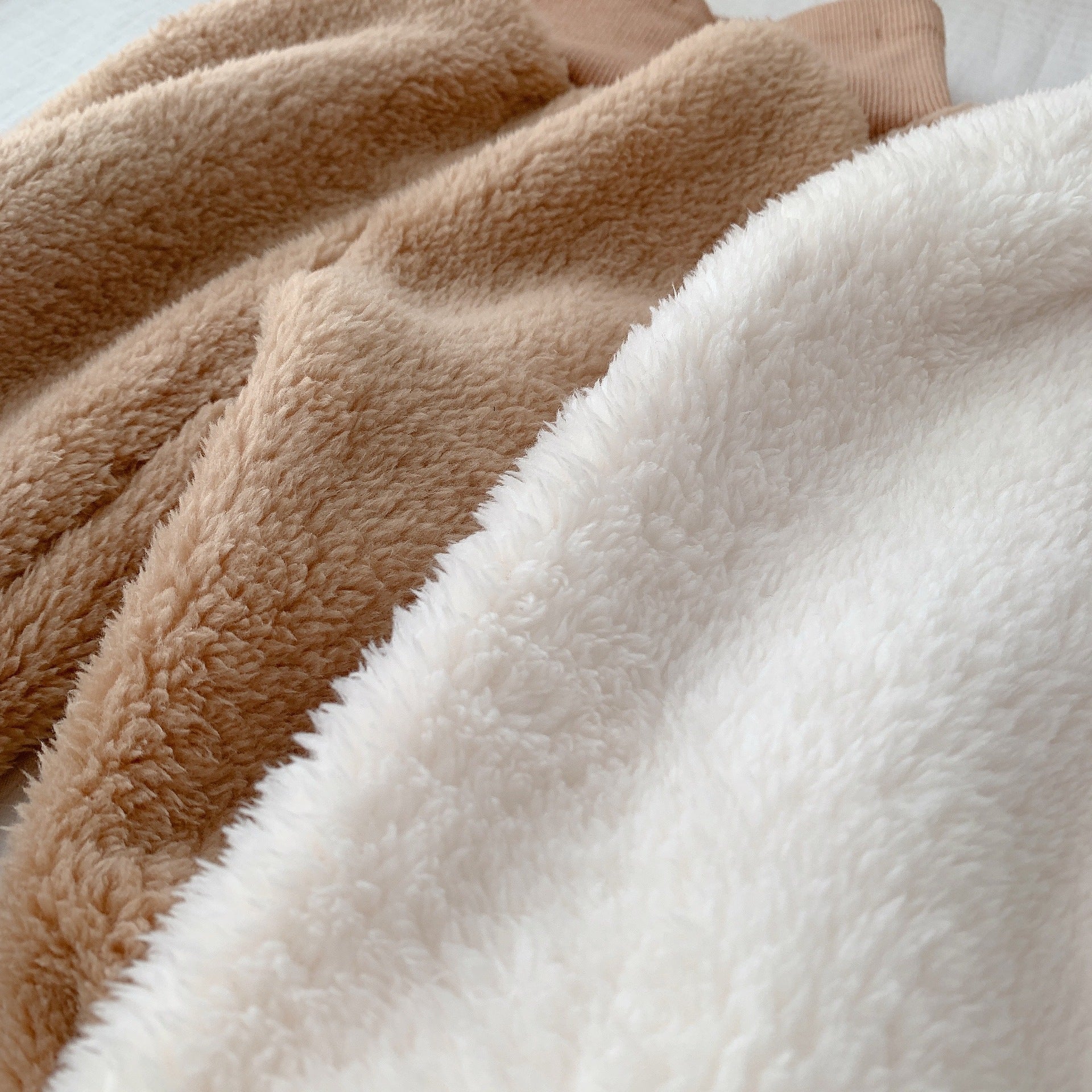 カラー違いのベージュボアとホワイトボア生地を重ねたくま刺繍子ども上下セットの素材比較イメージ
