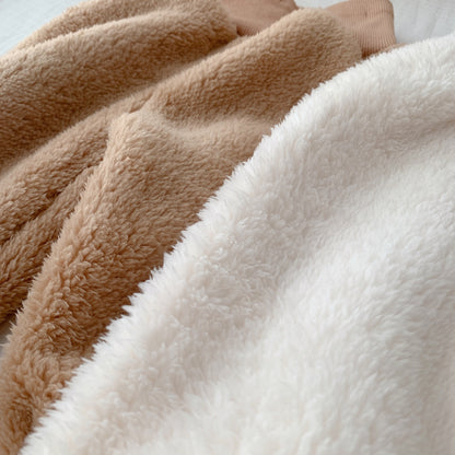 カラー違いのベージュボアとホワイトボア生地を重ねたくま刺繍子ども上下セットの素材比較イメージ
