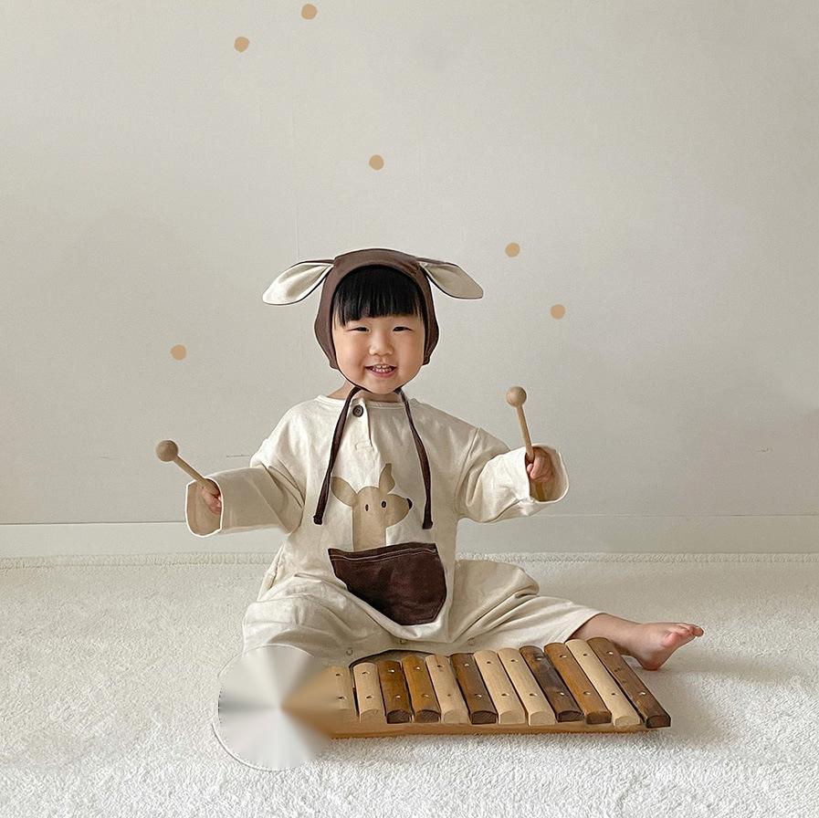 カンガルーポケットがポイントの長袖ベビーロンパース 正面からのイメージ
