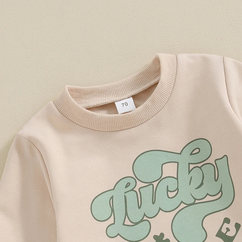 トップスの「Lucky Little Dude」レタープリントの胸元ディテール
