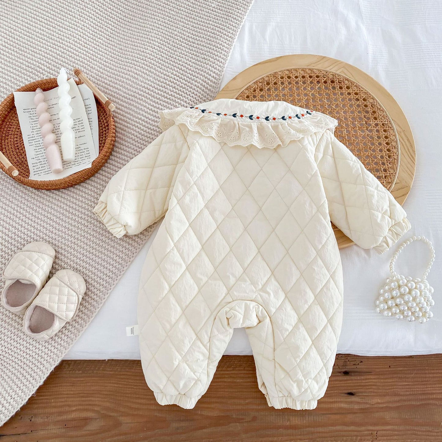 フリル襟付きアプリコットカラー厚手ベビーカバーオールを背面から平置きしたバックスタイル写真
