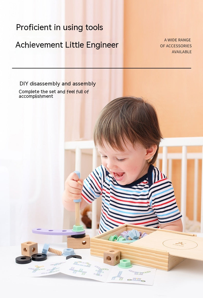 子どもがドライバーで木製パーツを組み立てて遊ぶ使用シーン
