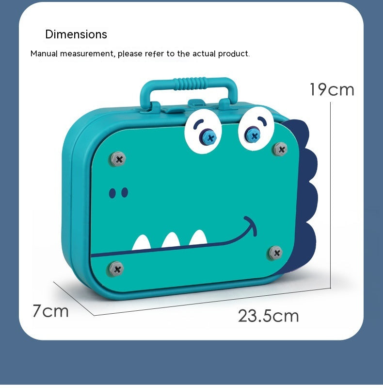 子どもが電動ドリルを使ってプラスチックねじを締めている様子のクローズアップ
