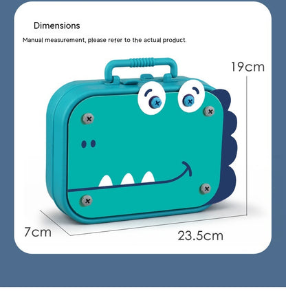 子どもが電動ドリルを使ってプラスチックねじを締めている様子のクローズアップ
