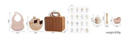 ベージュ系シリコンビブ・ボウル・ラタン風バスケット・レインボーカード・スプーンなどの各パーツが横一列に並び、サイズ表記と総重量970gが記載されたセット寸法イメージ画像（ベビー用シリコン食器＆知育おもちゃセット）
