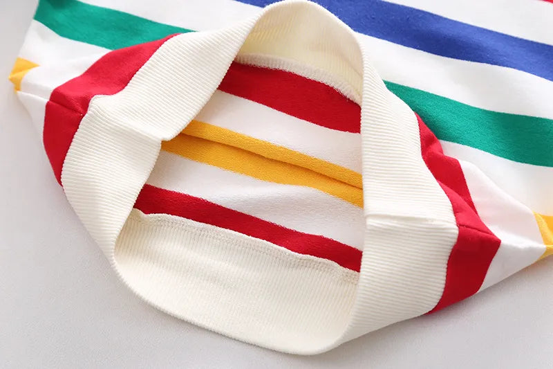 サロペットのプリントとワッペン装飾 かわいいアクセント部分
