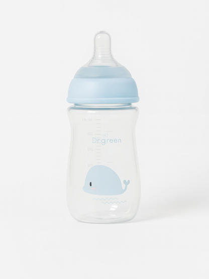 ブルーカラーのガラス哺乳瓶を背景小物と一緒に撮影したイメージ（ベビーボトル おしゃれ）
