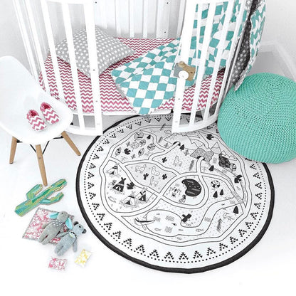 ホワイトの円形ヴィレッジ柄ベビープレイマット おもちゃと合わせた床遊びスペースのイメージ
