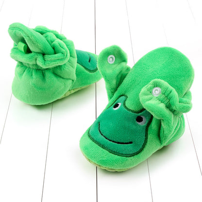 グリーンのコットンベビーシューズを片足持ち上げたサイズ感イメージ
