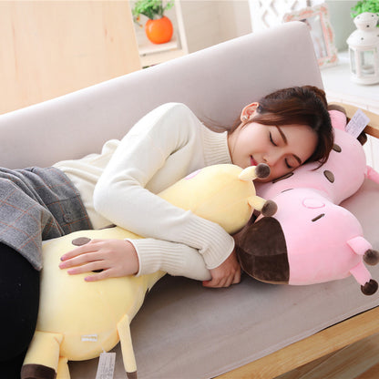 やさしい表情のシカぬいぐるみ抱き枕の顔アップ写真
