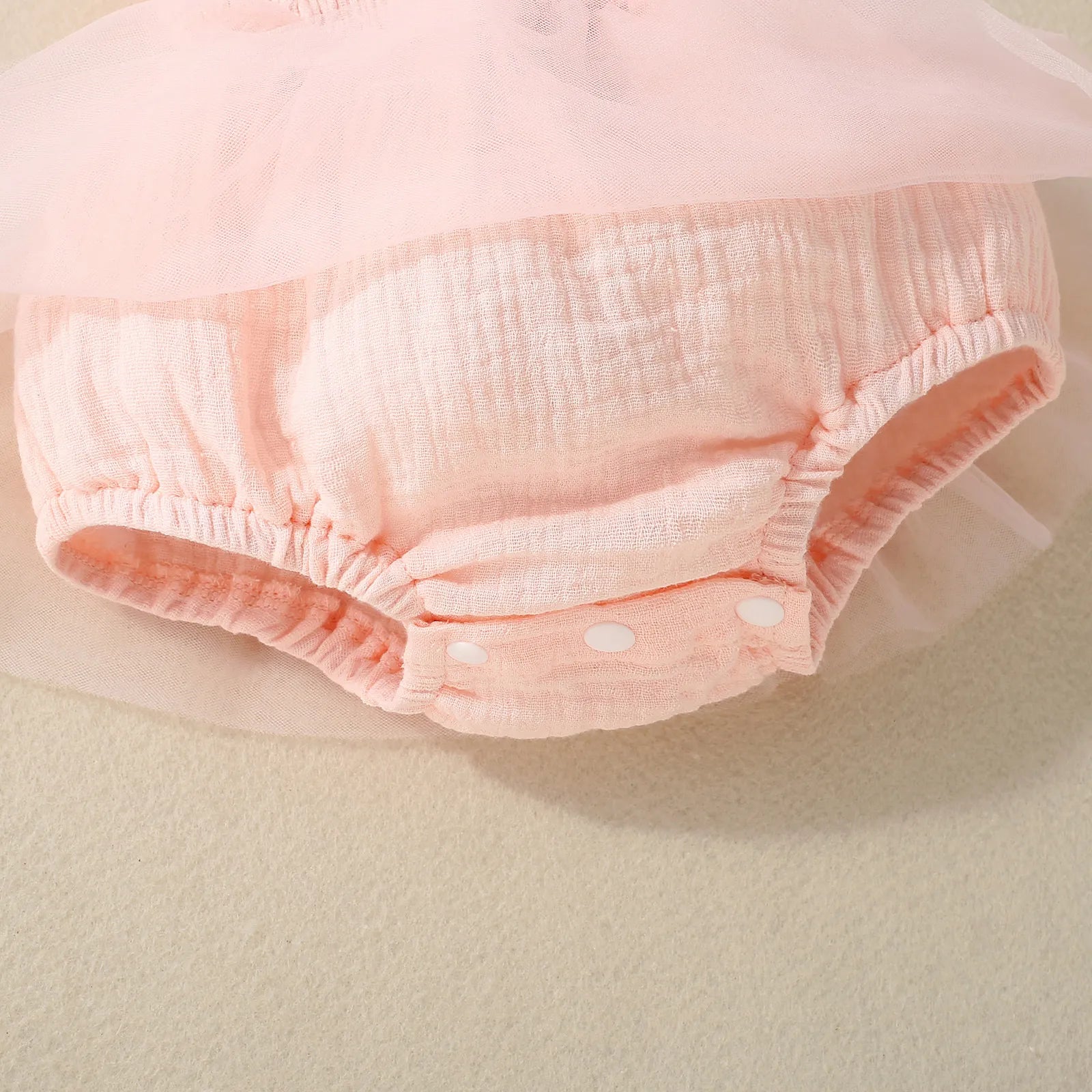 ピンクのボトム部分のフィット感がわかるディテール
