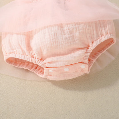 ピンクのボトム部分のフィット感がわかるディテール
