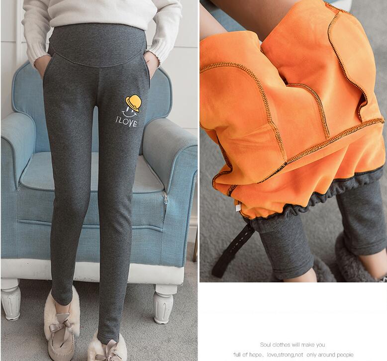 内側のあたたかい素材感がわかるマタニティパンツのディテール（説明テキスト入り）
