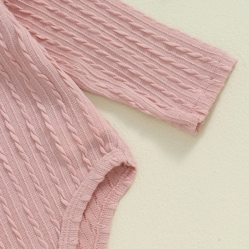 縦の編み模様が入ったピンクニットベビー長袖トップスの袖部分クローズアップ
